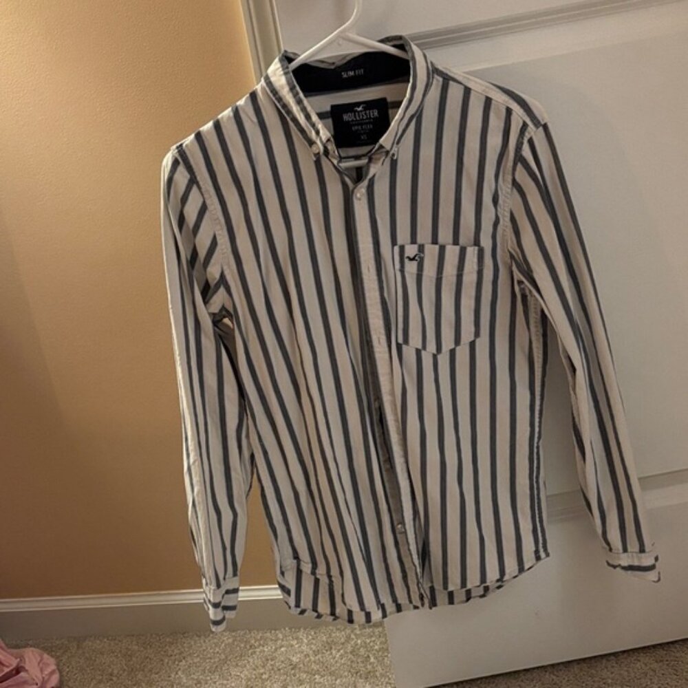 Hollister Men's Blue and White Striped Casual Shirt